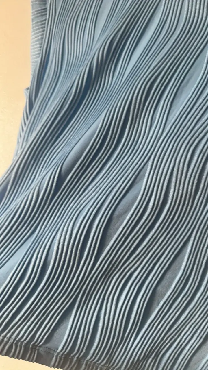 Polera sin mangas azul con diseño texturado - 2