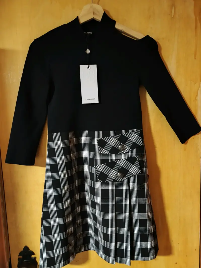 Vestido negro con diseño a cuadros Vero Moda - 5