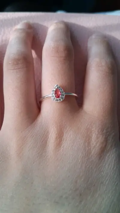 Anillo de plata cn piedra roja en forma de lágrima - miniatura 1