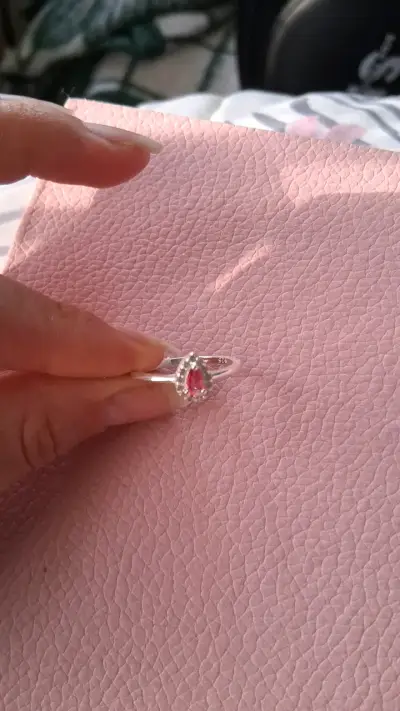 Anillo de plata cn piedra roja en forma de lágrima - miniatura 2