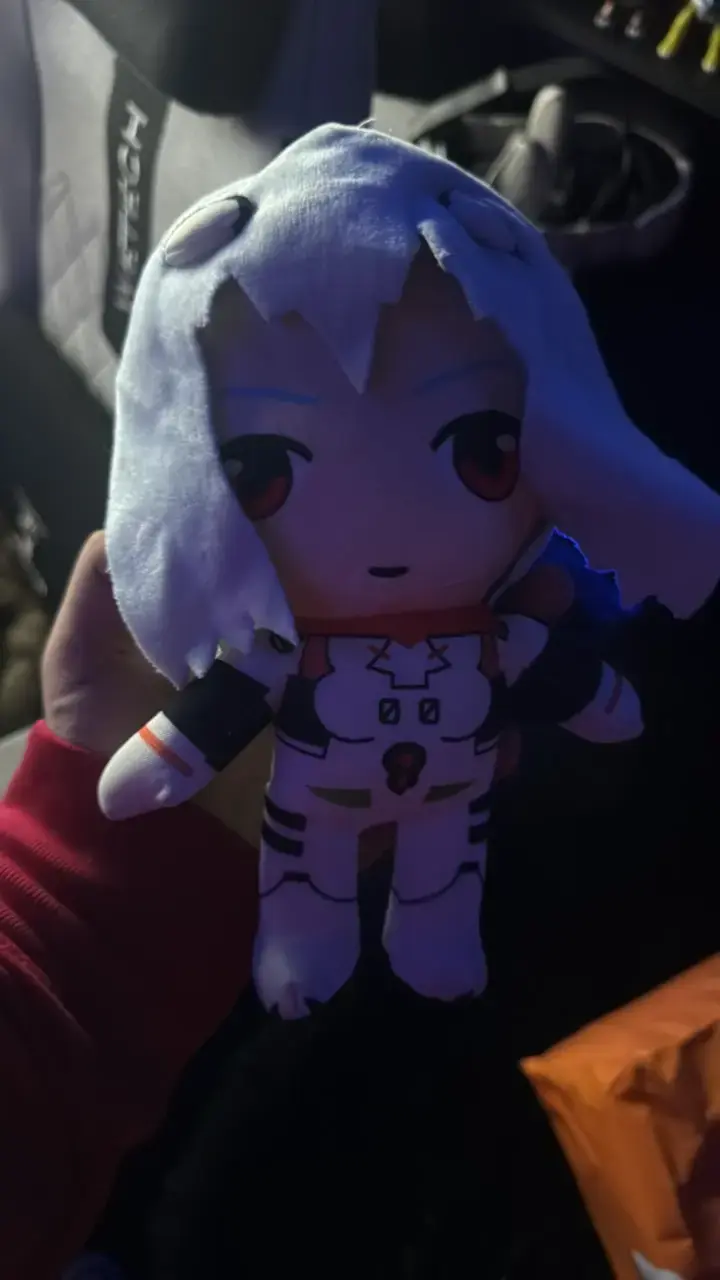 Peluche de personaje anime con disfraz blanco - 1