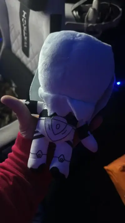 Peluche de personaje anime con disfraz blanco - miniatura 2