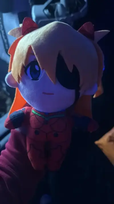 Peluche de personaje anime con parche en el ojo - miniatura 1