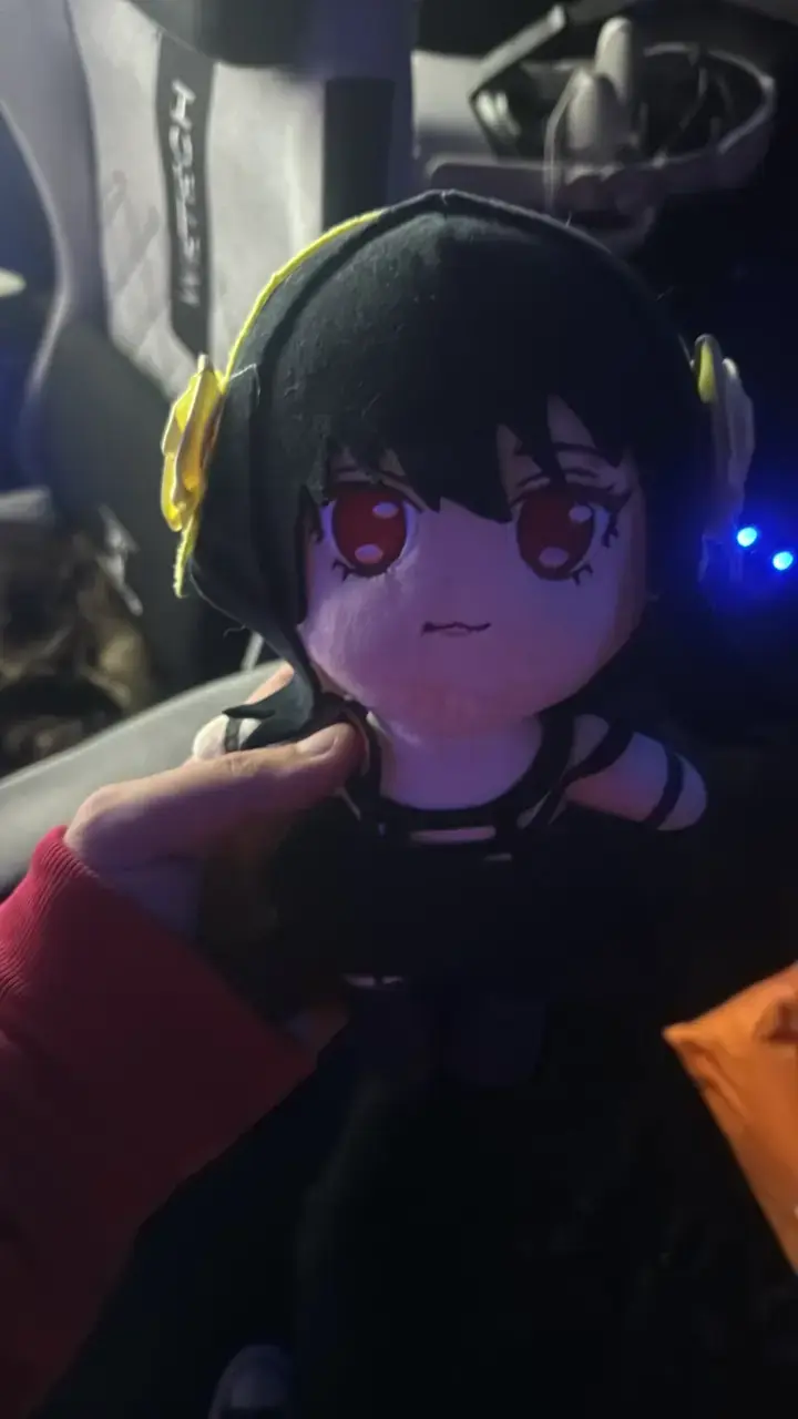 Peluche de personaje anime con audífonos - 1