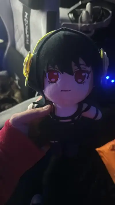 Peluche de personaje anime con audífonos - miniatura 1