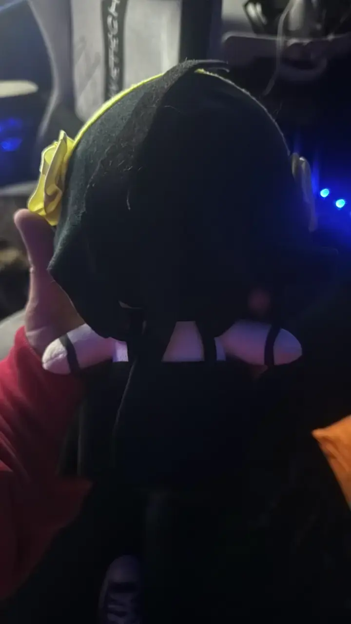 Peluche de personaje anime con audífonos - 2