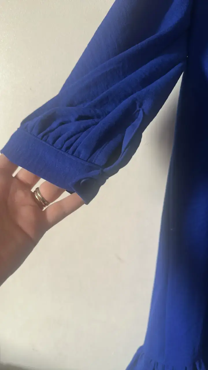 Vestido azul con volantes y botones - 2