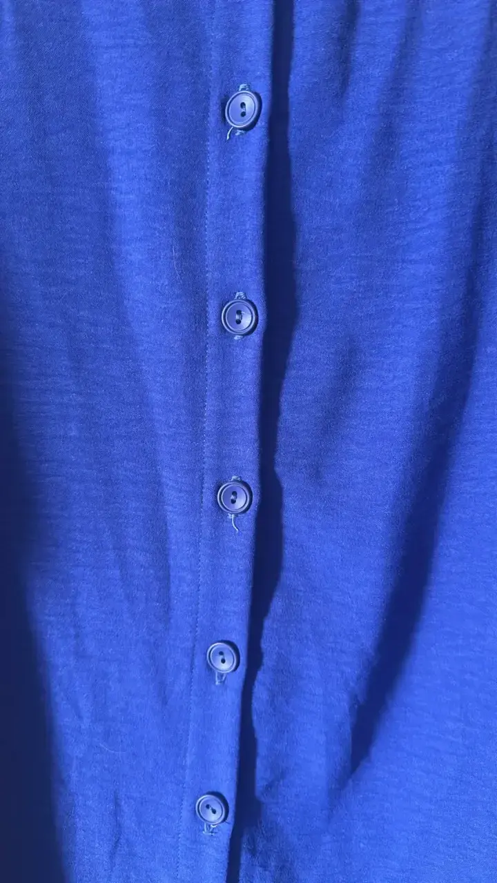 Vestido azul con volantes y botones - 3