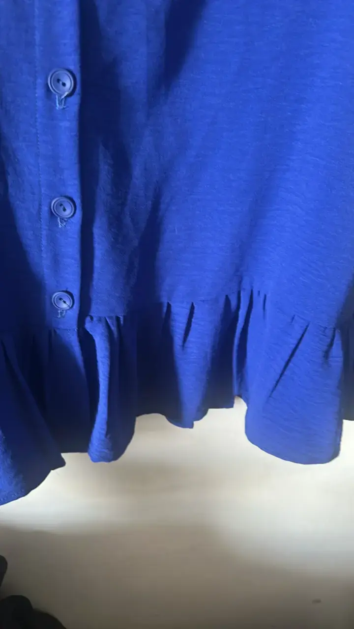 Vestido azul con volantes y botones - 4
