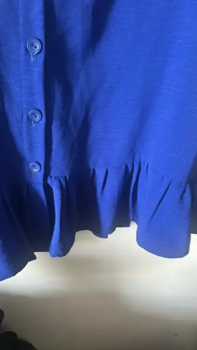 Vestido azul con volantes y botones - miniatura 4