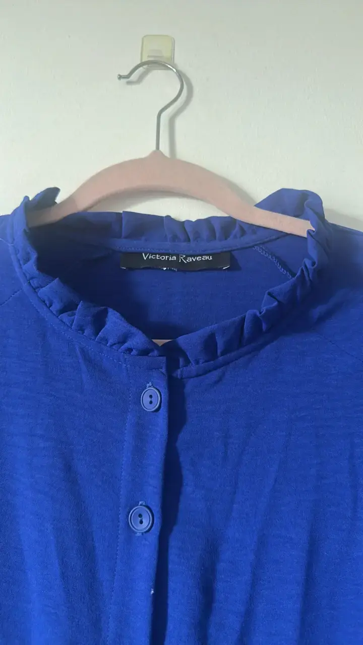 Vestido azul con volantes y botones - 5