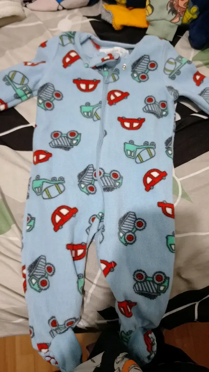 Pijama enterito para bebé con diseño de autos