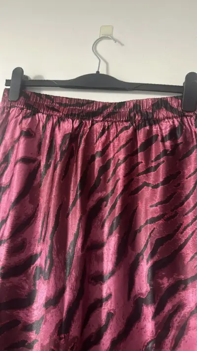 Falda midi animal print rosa y negro - miniatura 2