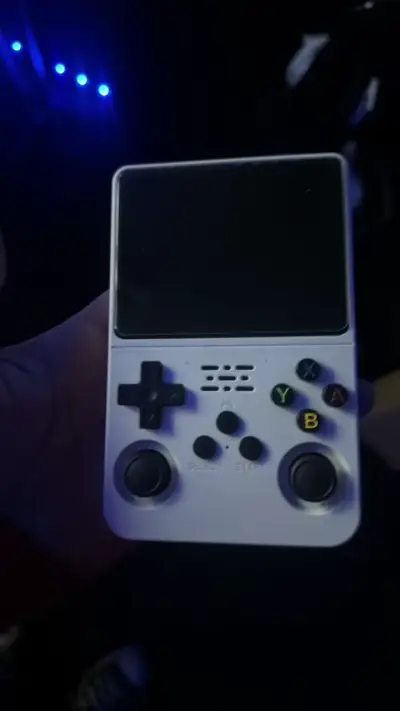 Consola portátil de juegos R36S con pantalla HD - miniatura 3