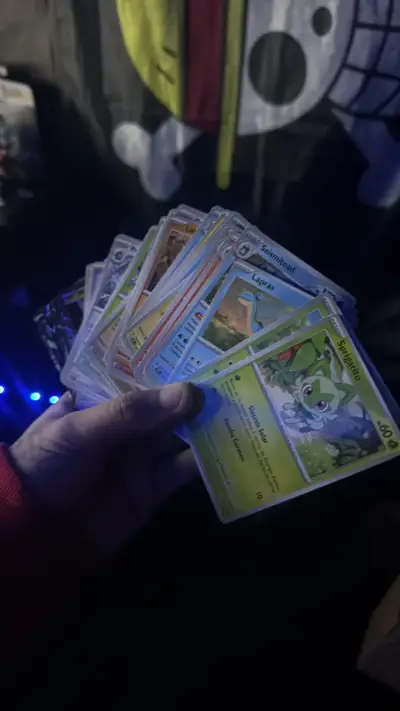 Colección de Cartas Pokémon Variadas - miniatura 1
