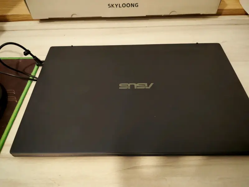 Laptop ASUS ExpertBook con múltiples puertos - 1