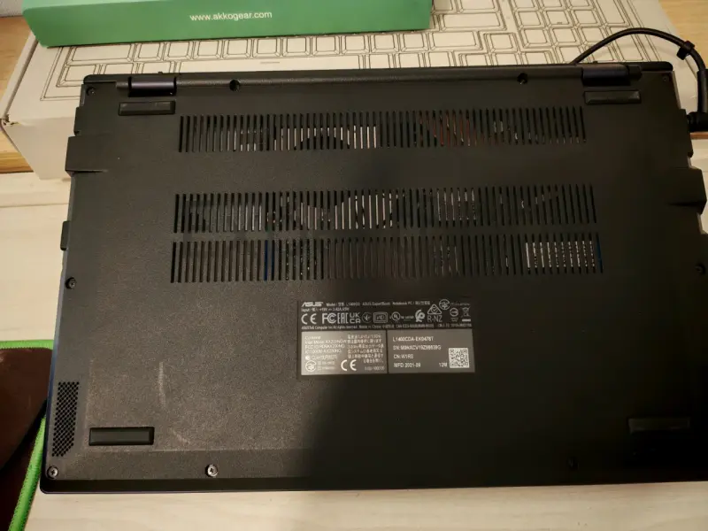 Laptop ASUS ExpertBook con múltiples puertos - 2