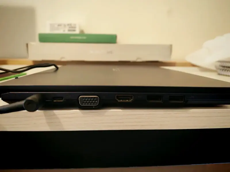 Laptop ASUS ExpertBook con múltiples puertos - 4