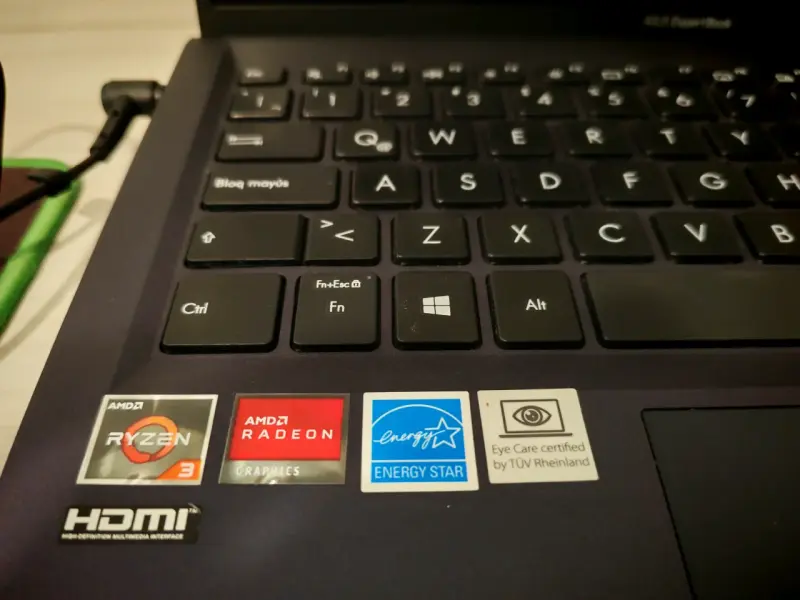 Laptop ASUS ExpertBook con múltiples puertos - 5