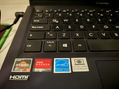 Laptop ASUS ExpertBook con múltiples puertos - miniatura 5
