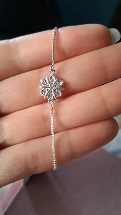 Pulsera de plata con dije de flor brillante - miniatura 4