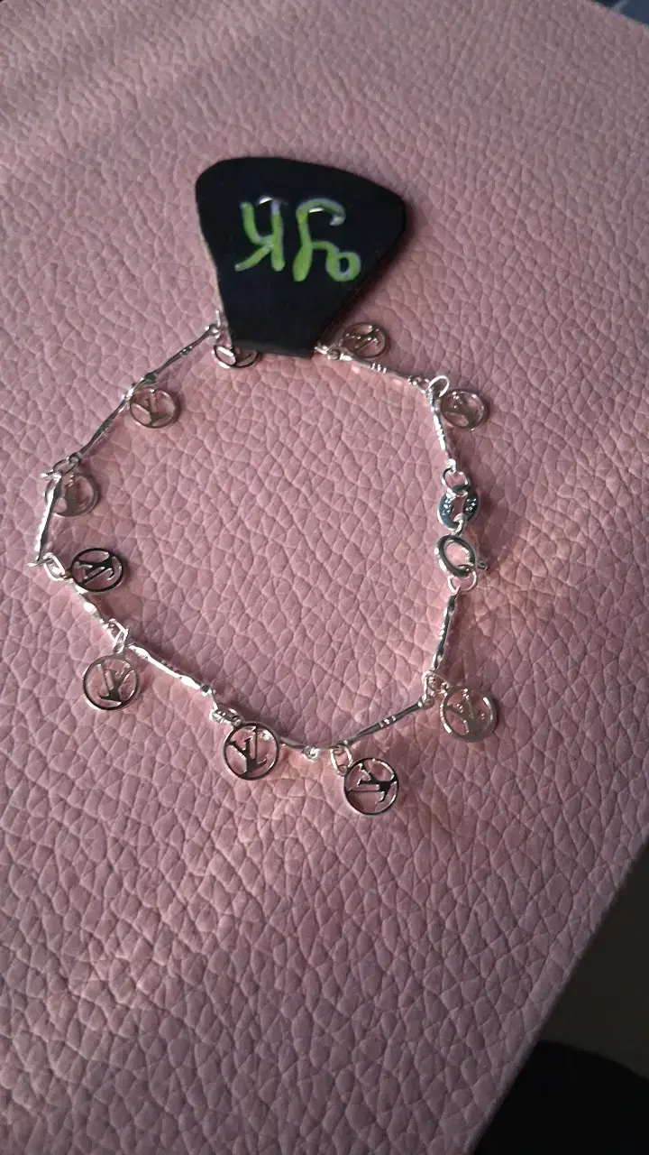 Pulsera de plata con dijes de LV - 1