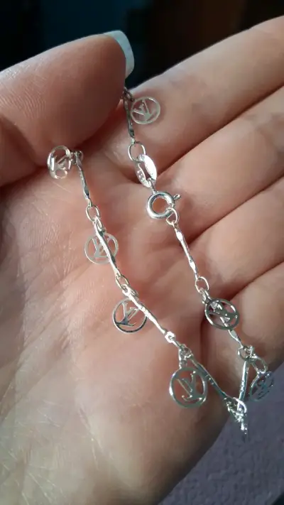 Pulsera de plata con dijes de LV - miniatura 2