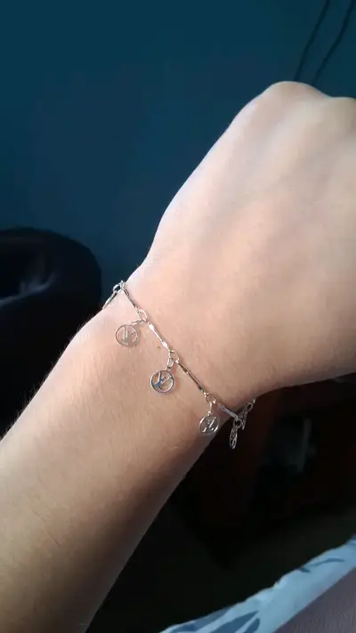 Pulsera de plata con dijes de LV - miniatura 3
