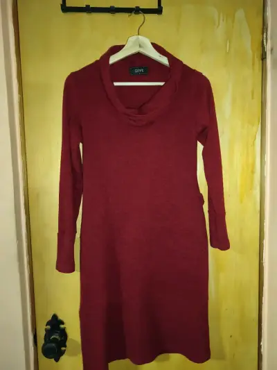 Vestido de lana rojo con cuello alto - miniatura 1