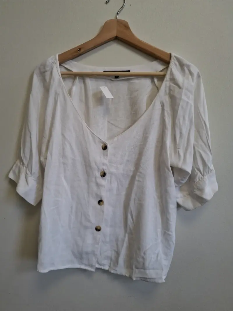 Blusa blanca de lino con botones - 2
