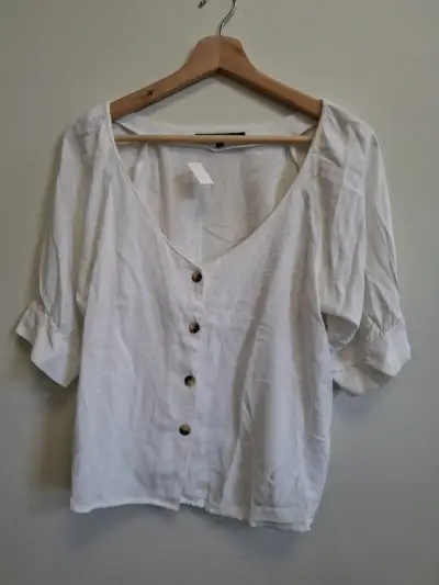 Blusa blanca de lino con botones - miniatura 2