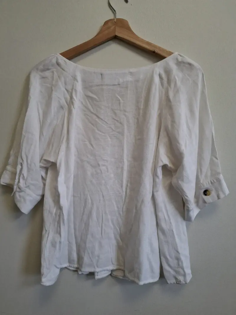 Blusa blanca de lino con botones - 3