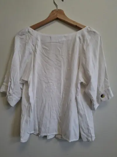 Blusa blanca de lino con botones - miniatura 3