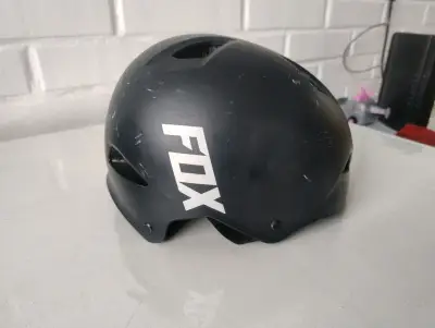 Casco de ciclismo/skate  Fox negro con ventilación - miniatura 1