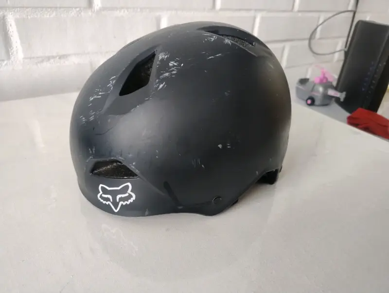 Casco de ciclismo/skate  Fox negro con ventilación - 2