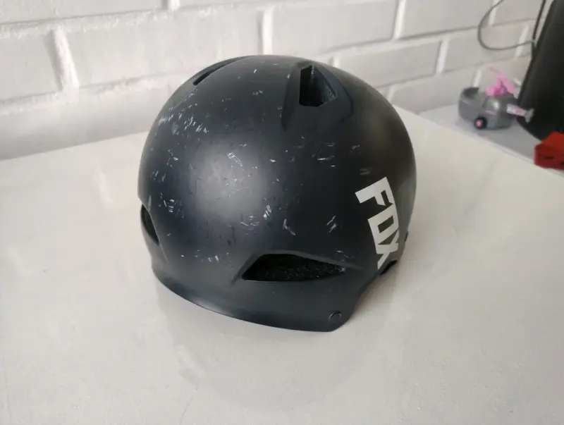 Casco de ciclismo/skate  Fox negro con ventilación - 3