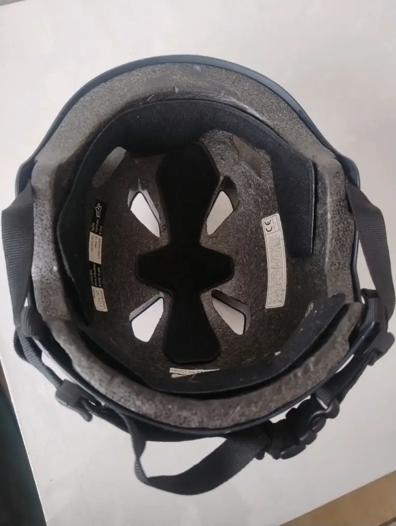 Casco de ciclismo/skate  Fox negro con ventilación - 5