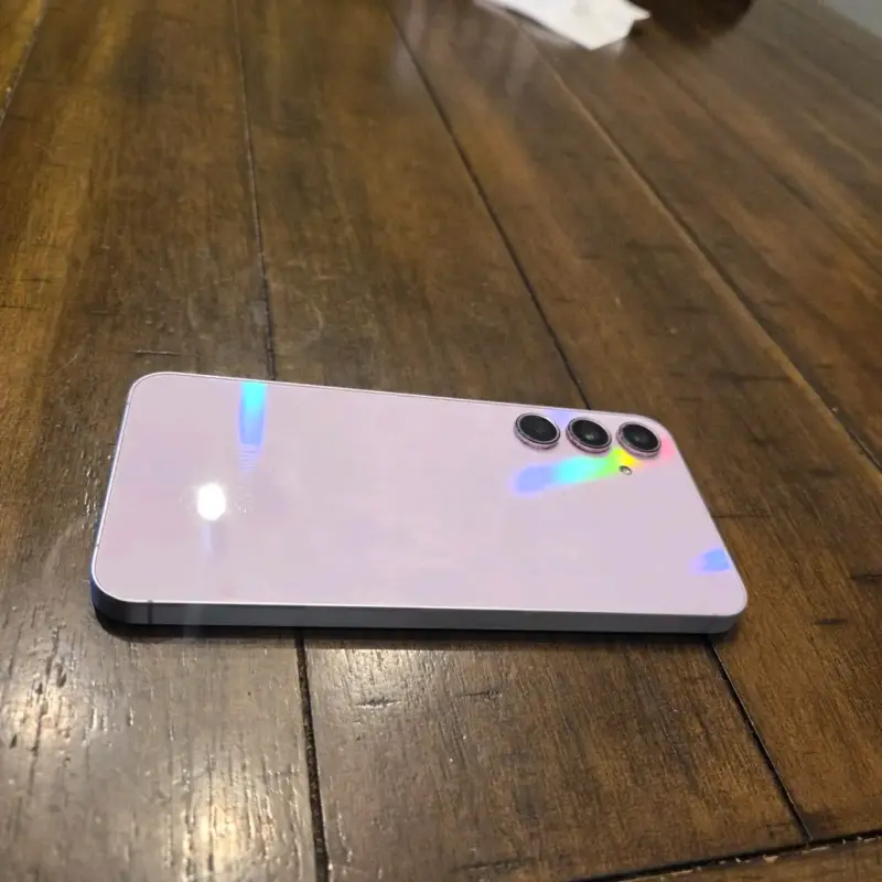 Smartphone Samsung a55 con triple cámara trasera - 1