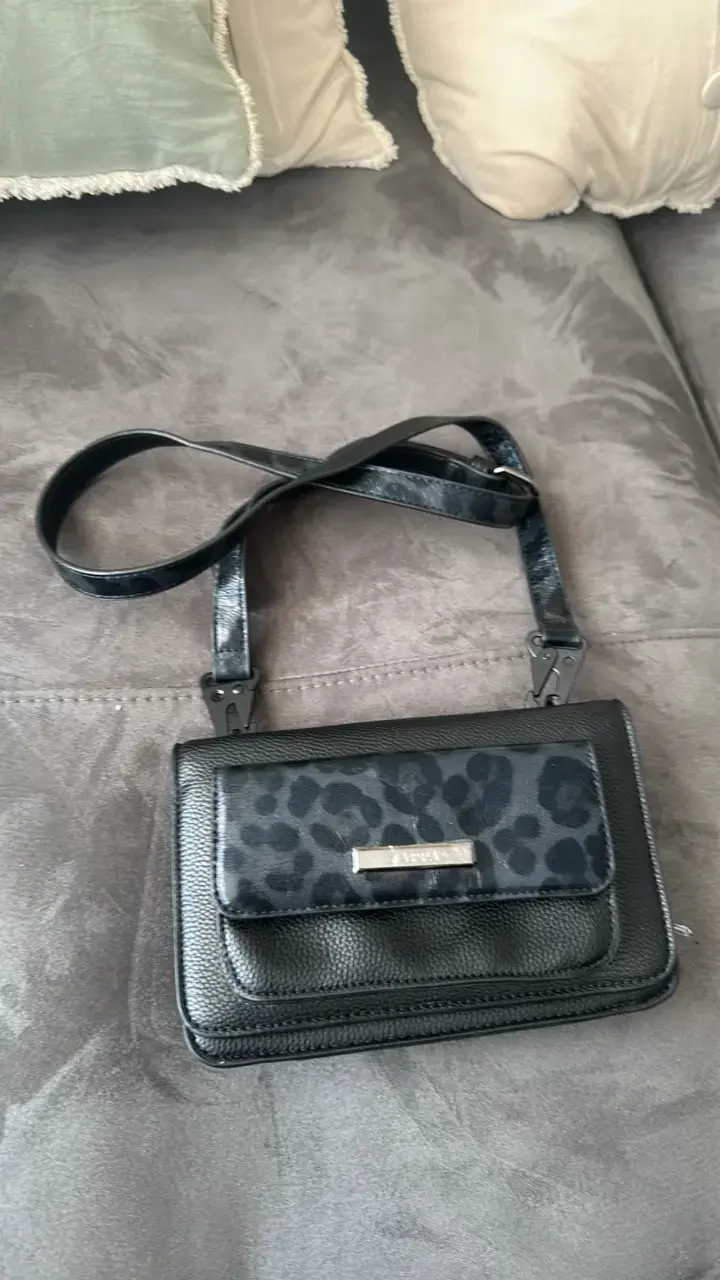 Cartera negra con diseño animal print - 1