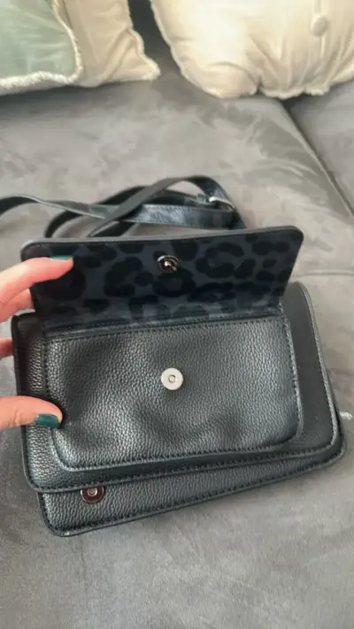 Cartera negra con diseño animal print - miniatura 2