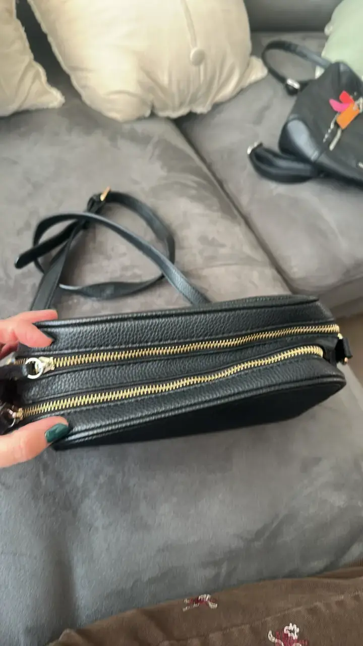 Cartera negra de cuero con correa ajustable - 2