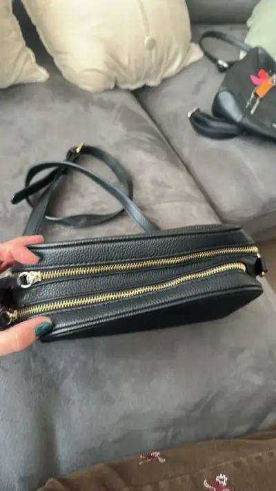 Cartera negra de cuero con correa ajustable - miniatura 2