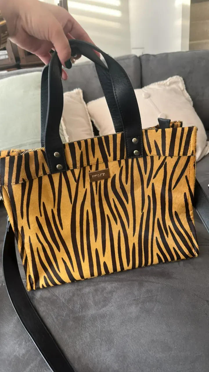 Bolso de mano animal print con correa ajustable - 1