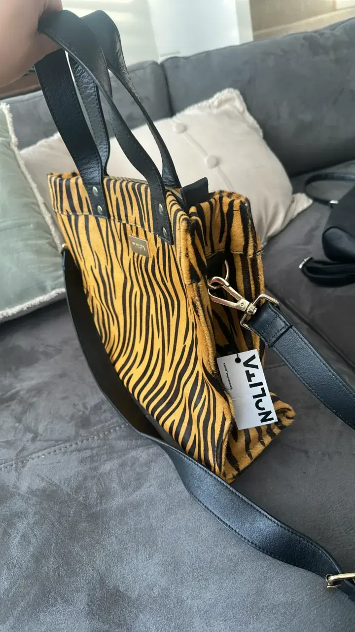 Bolso de mano animal print con correa ajustable - 2