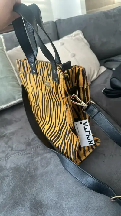 Bolso de mano animal print con correa ajustable - miniatura 2