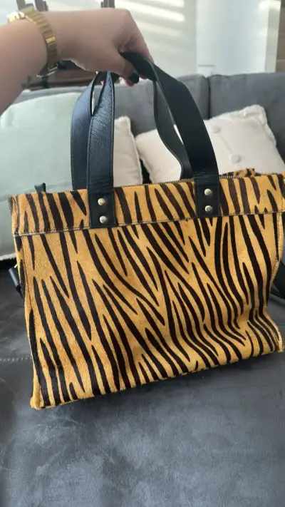 Bolso de mano animal print con correa ajustable - miniatura 4