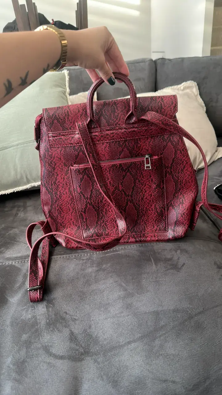 Mochila de cuero sintético roja con diseño de serpiente - 2