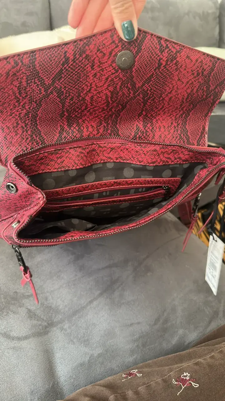 Mochila de cuero sintético roja con diseño de serpiente - 4