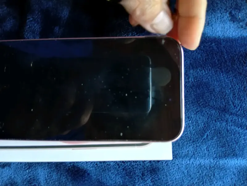 iPhone 15 con cargador en buen estado - 1