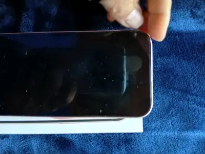 iPhone 15 con cargador en buen estado - miniatura 1